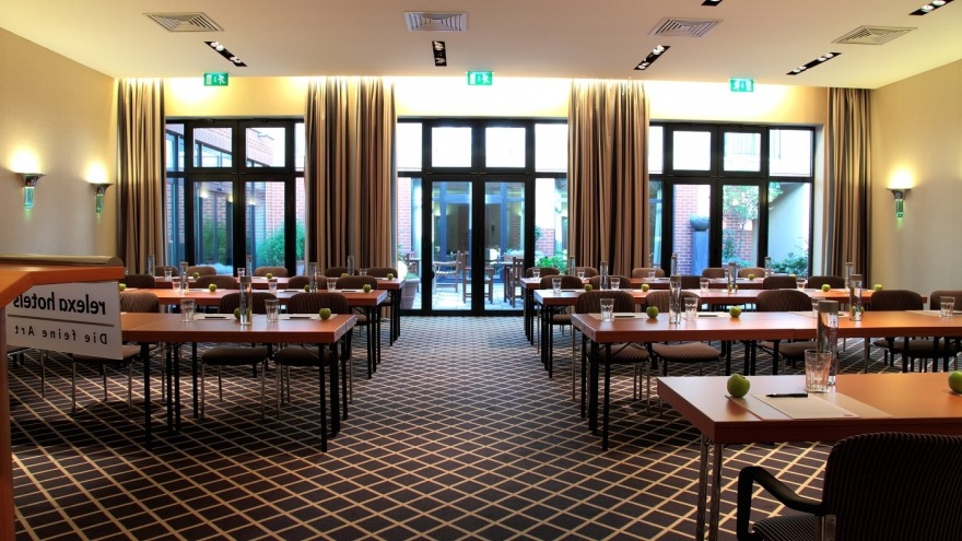 Tagungsraum Berlin II parlamentarische Sitzordnung relexa hotel Berlin - Tagungsraum Berlin II parlamentarische Sitzordnung